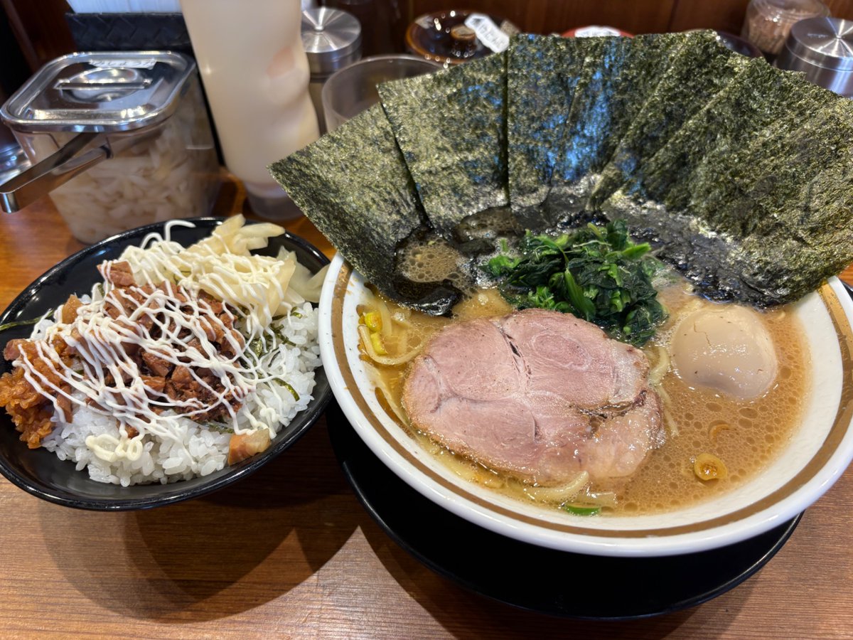 aporo07290326's tweet image. 奥さん送って、三郷市に🚗のコーティングのメンテ来たので
そこから歩いて三郷家さん
🍜並に🥚と肉まぶし大
fsで海苔
お好みは柔らかめ
久しぶりのレジェンド系
スープ美味いなぁ
肉まぶしに漬け🧄や刻み🫚にマヨでカスタム
お酢と刻み🫚入れて完飲食
ごちそうさまでした
#三郷家
#うまーみん