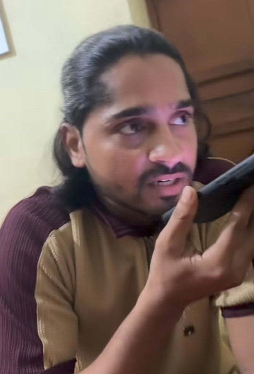 बिहार के कॉमेडी यूट्यूबर टाइगर यादव से तो आप लोग भली भांति परिचित होंगे ही.

देश में हो रही गंदी राजनैतिक पहलुओं पर सकारात्मक और अच्छा वीडियो बनाते हैं.

लेकिन आजकल इन्हें धमकी भरे फोन आ रहे हैं,क्योंकि कुछ तुच्छ मानसिकता वाले लोगों को इनकी वीडियो पसंद नहीं आ रही है.

आपको कैसी