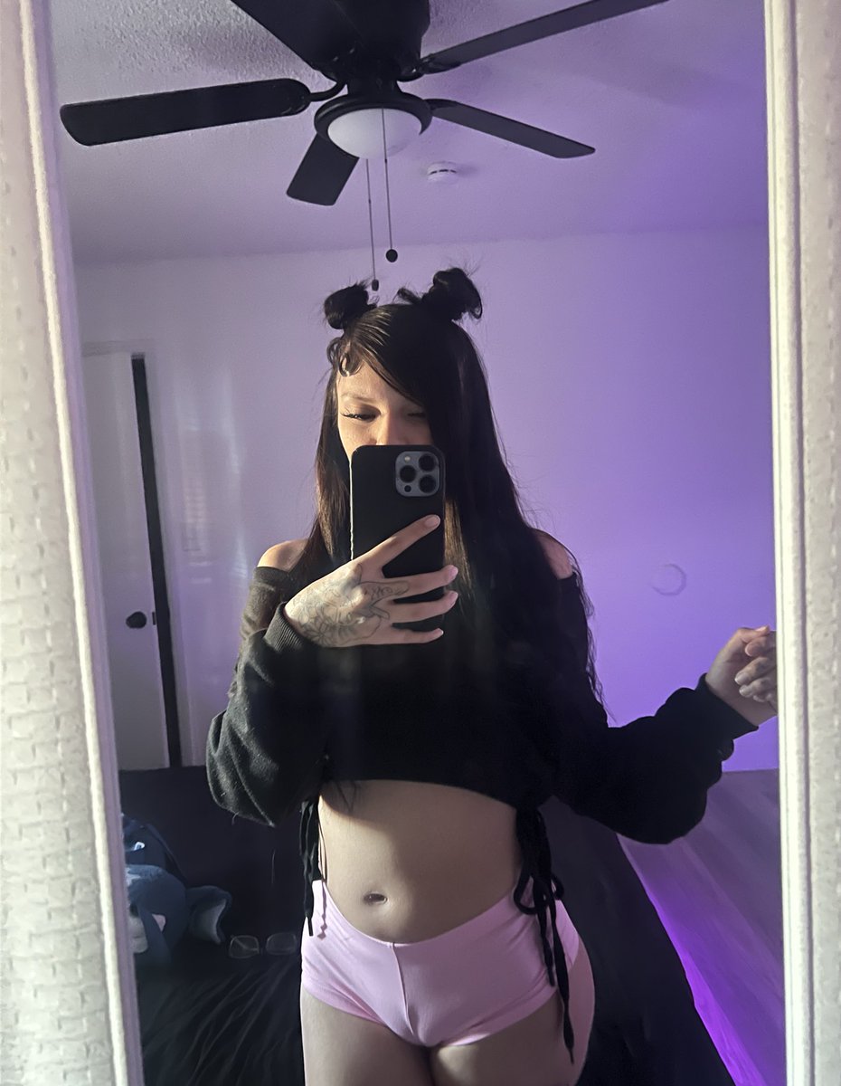 Redheadroxsy's tweet photo. i'm bored who wants ta text ?? 🥰 https://t.co/vZkBPa9bRx