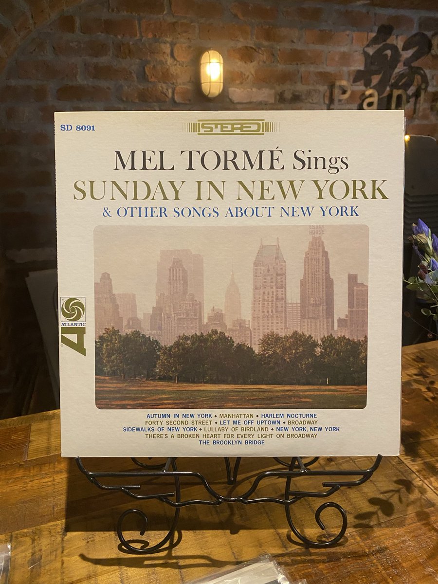 すっかり秋ですね。そんなわけでこの一枚でスタートしております。
本日は三連休の中日でもあるので日曜日ですがバー営業あります。明日10/13月曜日は祝日ですので12〜17時のカフェ営業、翌日10/14(火)はお休みします。