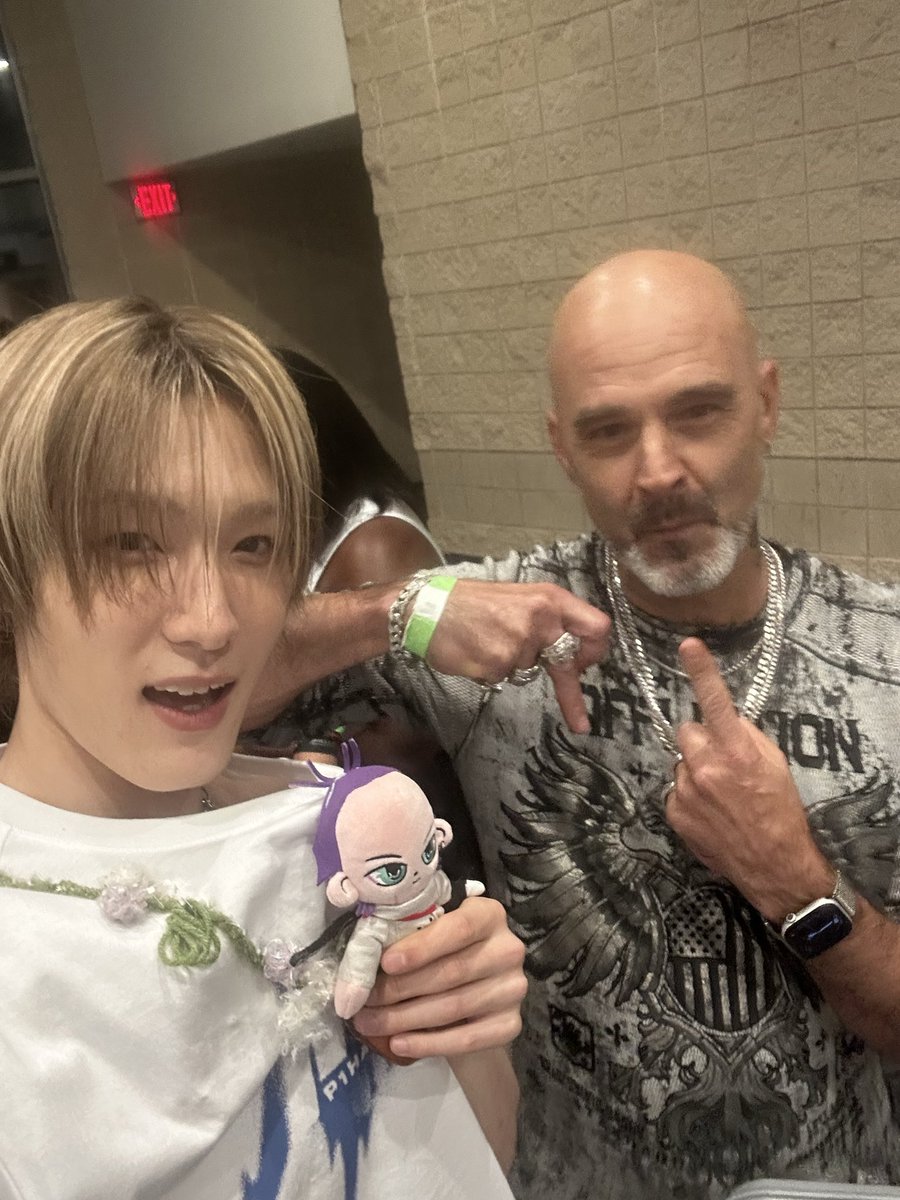 babydollified's tweet image. just soul holding up his bald looking sho plush because my dad is bald 🤣 like even the staff started laughing brooo 😭 

#P1Harmony #P1HARMONYinDULUTH #MOST_WANTED_IN_DULUTH