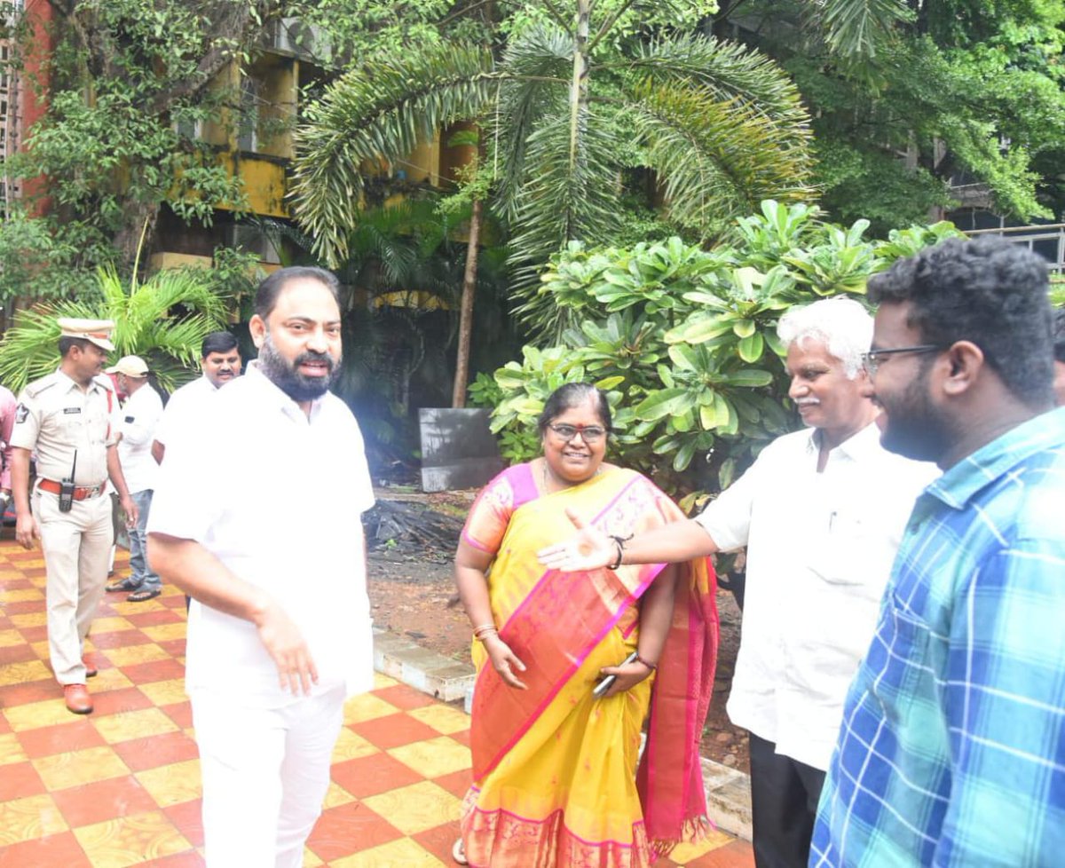 ఒంగోలు నగరంలోని ప్రకాశం భవన్ PGRS హల్ నందు పౌరసరఫరాల శాఖ ఆధ్వర్యంలో క్యూ.ఆర్. కోడుతో కూడిన స్మార్ట్ రేషన్ కార్డుల జిల్లా స్థాయి పంపిణీ కార్యక్రమంలో ఒంగోలు శాసనసభ్యులు <a href="/DamacharlaMLA/">Damacharla JanardhanaRao</a> గారు,జిల్లా <a href="/JanaSenaParty/">JanaSena Party</a> అధ్యక్షులు ఒంగోలు OUDA చైర్మన్ <a href="/reyazsk786/">reyaz</a> గారు

<a href="/PawanKalyan/">Pawan Kalyan</a>