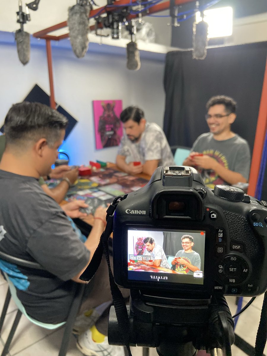🎬 Temporada 2 en producción…
📸 Nuevo setup, mismo desmadre 😜
Prepárense para más Commander nights y misplays legendarios 🙃 

#OldNoobs #CommanderMTG #MagicTheGathering #MTG #CartónCaro
<a href="/wizards_magic/">Magic: The Gathering</a> @MTGCommander