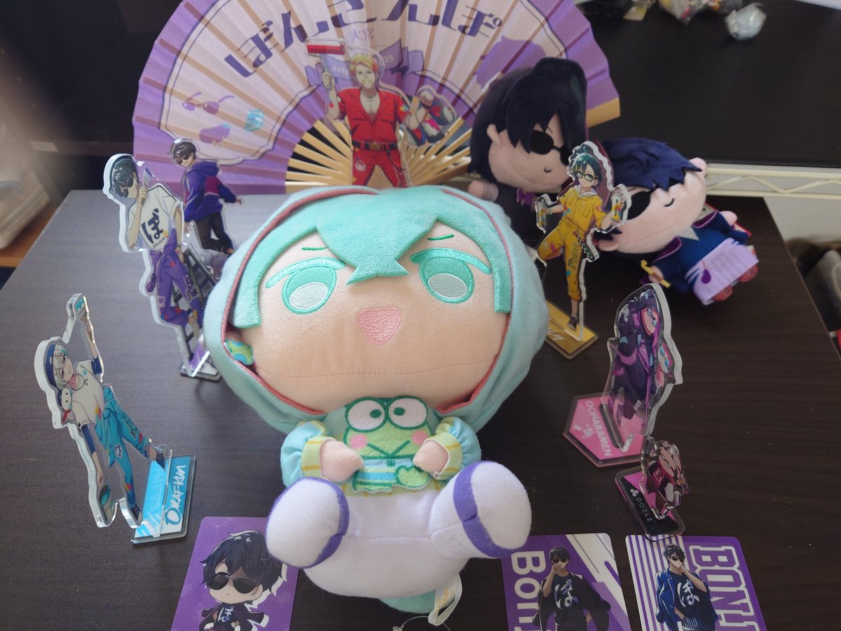 そんなグッズは多くないけど…
囲ってみました笑

みんなのお部屋すごくて、見てるとウキウキするー🥰
みんなすごい✨✨

#こめ部屋みろ