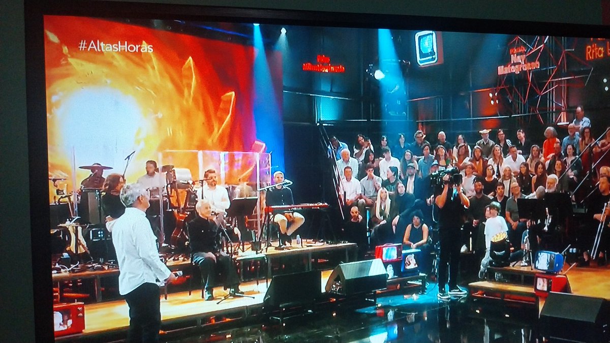 25 anos, hein, <a href="/oserginho/">Serginho Groisman</a> !? #altashoras em alto astral. O programa foi demais. E o Thomas!? já está totalmente integrado à plateia. 
E a nossa música, simplesmente, bem representada.