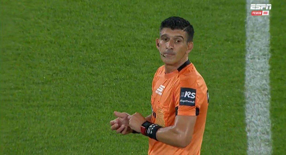 En el día del arbitraje argentino este tipo hizo TODO LO CONTRARIO a dirigir bien un partido. Un estadio puteandoló, faltas inexistentes, jugadas polémicas, soberbia y malísima conducción. 

Lamentablemente Merlos hizo sus deberes y Rosario es puntero. Penoso.
