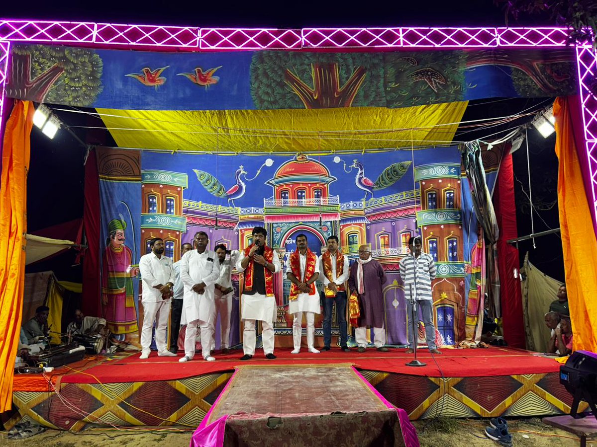 MLCBrijeshSingh's tweet image. अपने गांव में रामलीला समिति रामपुर बैजापुर द्वारा आयोजित भरत मिलाप कार्यक्रम में सम्मिलित होकर उपस्थित जन को संबोधित किया तथा आयोजकों को भव्य आयोजन के लिये शुभकामना एवं बधाई दिया।
इस अवसर पे श्री सुनील यादव मम्मन सहित अन्य गणमान्य लोग उपस्थित रहे।
.
.
.
.
#रामपुर_बैजापुर…