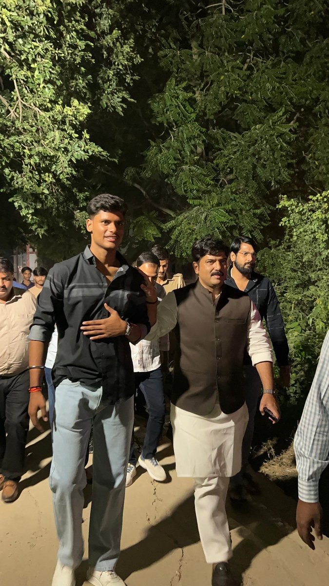MLCBrijeshSingh's tweet image. अपने गांव में रामलीला समिति रामपुर बैजापुर द्वारा आयोजित भरत मिलाप कार्यक्रम में सम्मिलित होकर उपस्थित जन को संबोधित किया तथा आयोजकों को भव्य आयोजन के लिये शुभकामना एवं बधाई दिया।
इस अवसर पे श्री सुनील यादव मम्मन सहित अन्य गणमान्य लोग उपस्थित रहे।
.
.
.
.
#रामपुर_बैजापुर…
