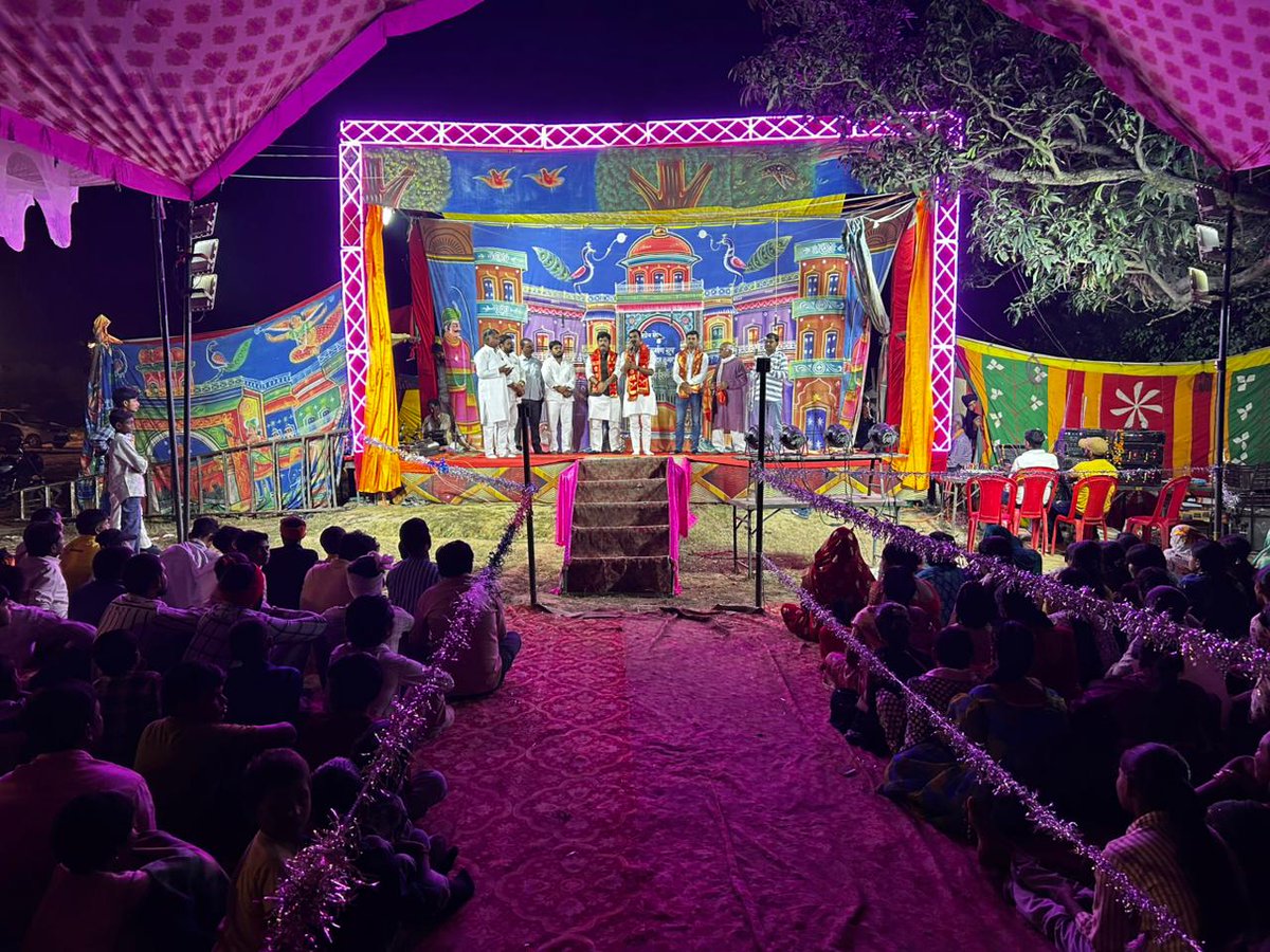 MLCBrijeshSingh's tweet image. अपने गांव में रामलीला समिति रामपुर बैजापुर द्वारा आयोजित भरत मिलाप कार्यक्रम में सम्मिलित होकर उपस्थित जन को संबोधित किया तथा आयोजकों को भव्य आयोजन के लिये शुभकामना एवं बधाई दिया।
इस अवसर पे श्री सुनील यादव मम्मन सहित अन्य गणमान्य लोग उपस्थित रहे।
.
.
.
.
#रामपुर_बैजापुर…