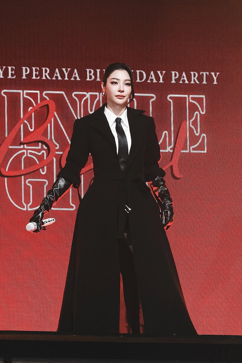 Faye_sCareBear's tweet image. I present to you:

The head of The Fayemily Mafia

FAYE effin PERAYA MALISORN 

HAPPY BIRTHDAY PERAYA #FayeGentleBadGirlParty #FayePeraya
