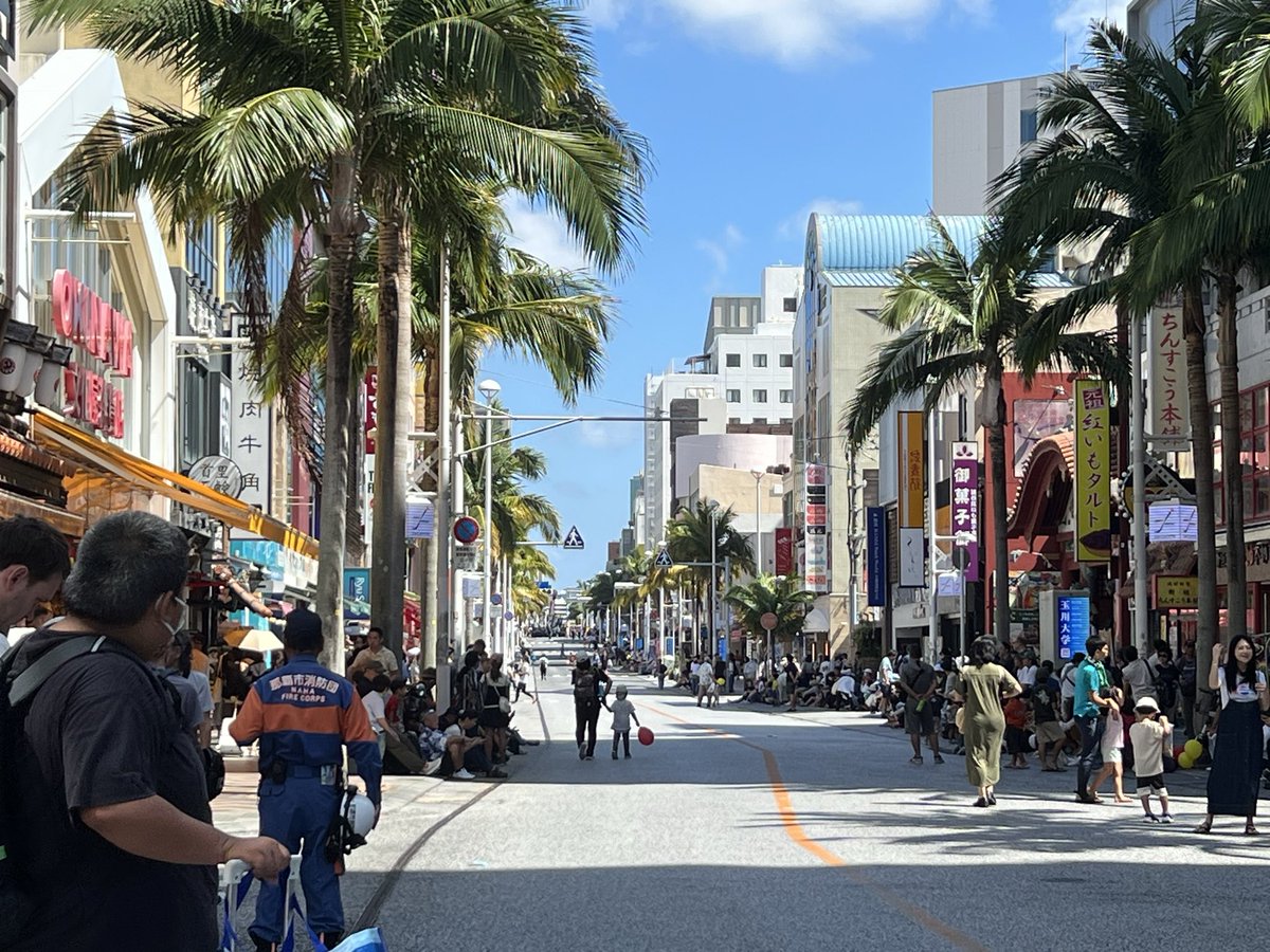 猛暑。いま「旗頭行列（うふんなすねーい）」をお待ちしている。