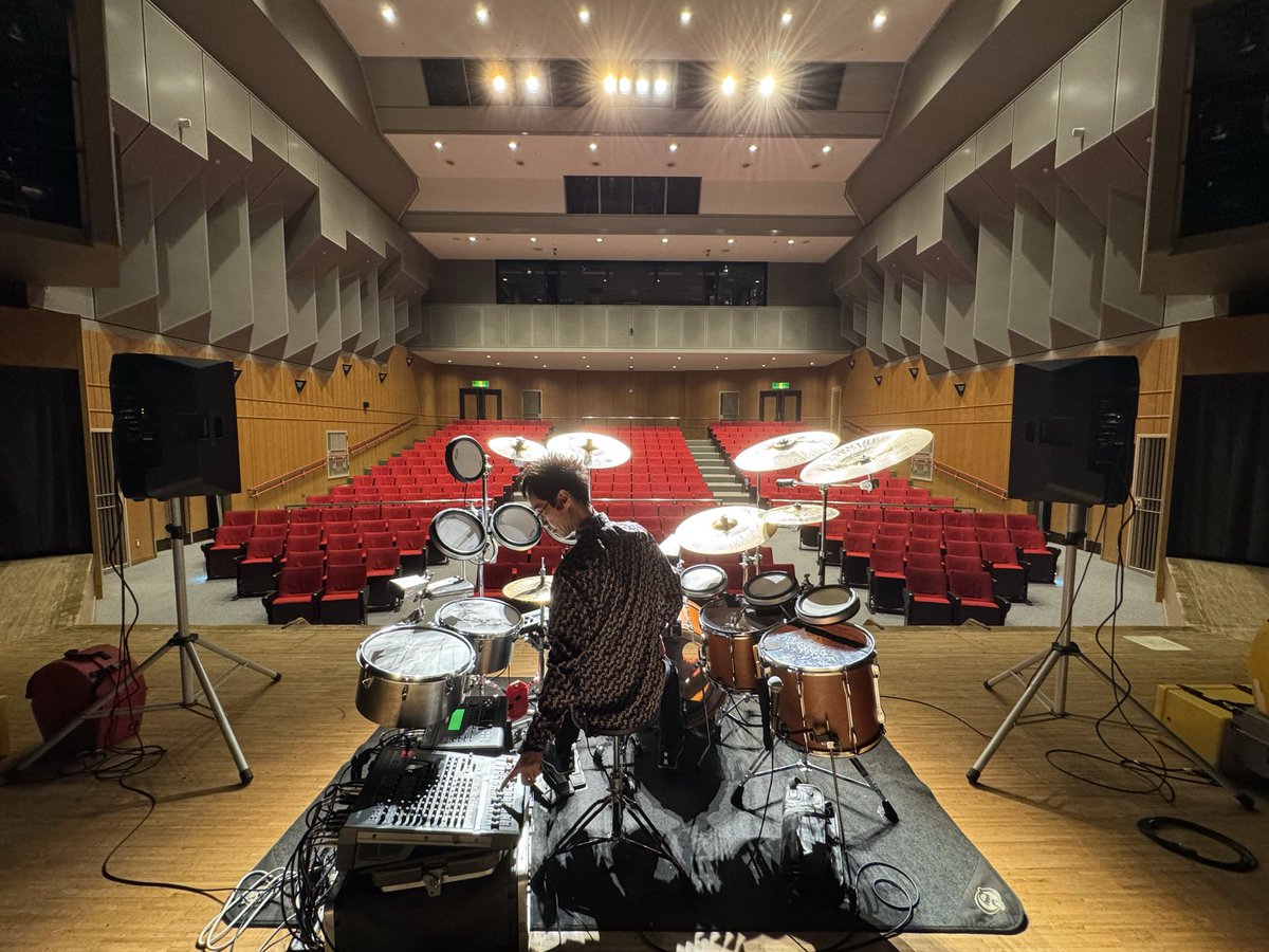 Jimbo_OneMan's tweet photo. サウンドチェックをそっと見守るケースくんたち。
今日もステージから見守っています^_^
#jimboakira 
#神保彰
#ワンマンオーケストラ https://t.co/eIndGqvtUN