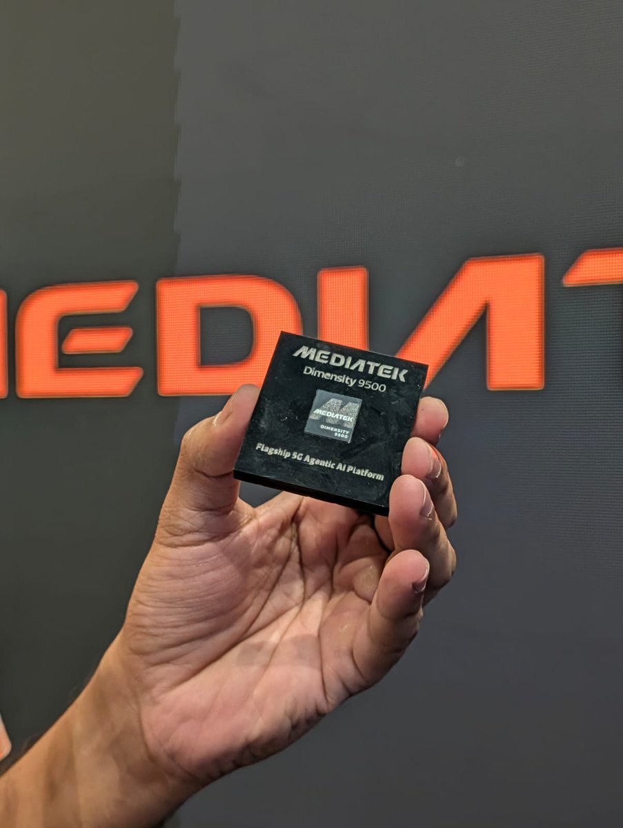 utsavtechie's tweet image. This Mediatek Dimensity 9500

Built on TSMC 3nm N3P process

All-Big-Core CPU C1 Cores

~30% higher single-core performance vs 9400+

Arm Mali-G1 Ultra MC12 with 120fps ray tracing

NPU 990 with Generative AI Engine 2.0

Memory/Storage: LPDDR5X, UFS 4.1 (4-lane)

Camera/ISP:…