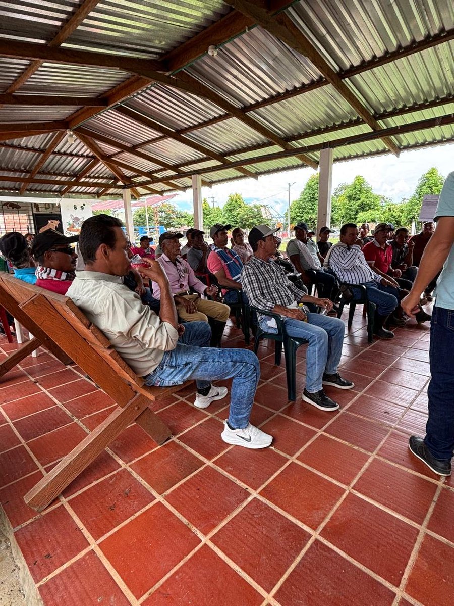 RadNalCo's tweet photo. #MiPaís 🇨🇴 | En el sur del Meta continúa el lanzamiento de la Consulta Popular Campesina. Más de 50 líderes y presidentes de Juntas de Acción Comunal del sector del río Duda se reunieron en el poblado de San Isidro, municipio de Mesetas, con un propósito común: respaldar y defender la Reforma Agraria, más allá de cualquier cambio de gobierno. 🌾🤝