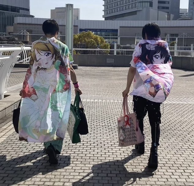 rifu58's tweet image. オタク仲間が撮った写真、フルグラTシャツを着たワイ、爆風に揺れるとれかけのマルチクロス、意地でも愛す推し、希望が詰まった大きなにこちゃんの痛バ、それを支持する体幹、精神力、参戦するための不可避な道のりなどワイの生き方を反映する要素が凝縮されててお気に入り