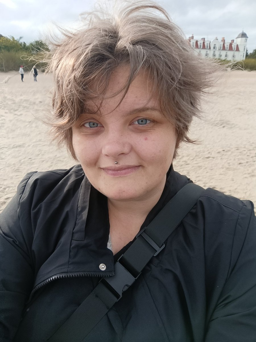 Hudelaits's tweet photo. В целом конечно давно не виделись
Я тут постриглась, почти перестала рисовать за вычетом таких скетчиков (но уже раскачиваюсь обратно), собираю каштаны, но в основном ору как этот воробей. https://t.co/SqoMYcjJVW