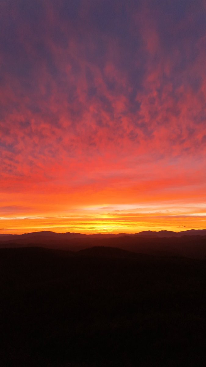 HenryWX's tweet image. An incredible sunset just happened in western NC this evening. No edits. WOW.