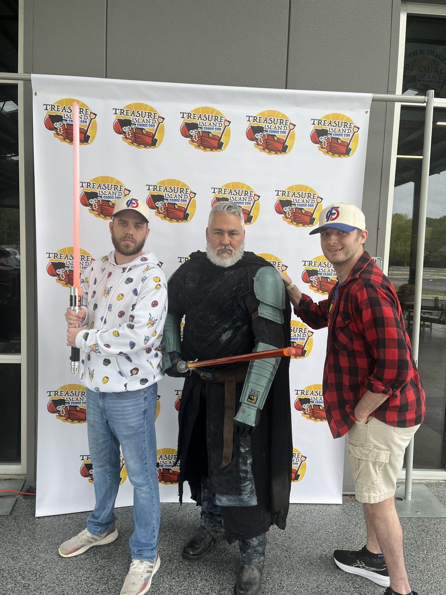 FandomFix_YT's tweet photo. Chillin' with Baylan Skoll at Treasure Island Comic Con!

#StarWars #Ahsoka #LucasArts https://t.co/upxc5mbb9w