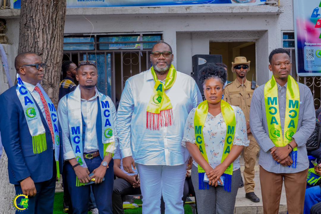 La province du Maï-Ndombe se renforce davantage autour du président Kas Kasongo Kalalo. Aujourd’hui, le notable Itoua Saddam a été très ému d’accueillir ses frères venus d’Ilebo. La représentativité du fleuve Congo et de la rivière Kasaï est désormais assurée.