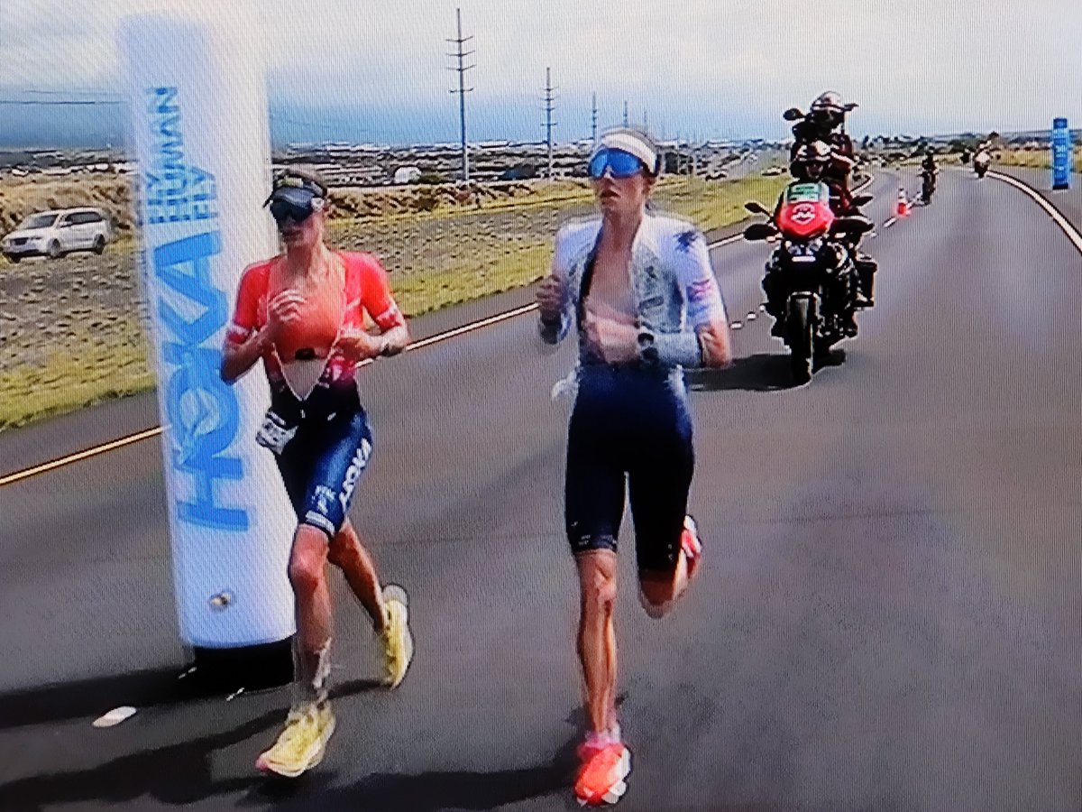 Tough battle at the Marathon - Lucy Charles-Barclay🇬🇧 shoulder to shoulder with Taylor Knibb🇺🇸 - IRONMAN World Championship Hawaii - Kailua-Kona 🌺