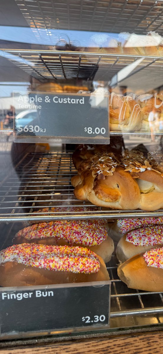 chas1ngmorgan's tweet photo. Sunday wanderings, sometimes you just want a finger bun https://t.co/1n7U37dxum