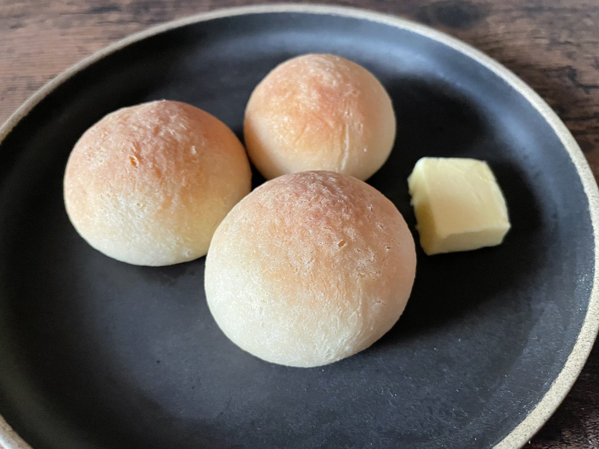 mococo321's tweet image. パンの原料「小麦」は薬膳から見ると甘味で体を少し冷やす涼性。

①体の余分な熱を取り、メンタルを安定させる。
②血を補い、心を補う。

などの働きがあり、イライラ、気持ちが不安定、動悸、不眠、夢が多い、めまい、物忘れにも良いと言われます。

毎日菓子パンはダメ。
でもパンは心に優しいよ。
