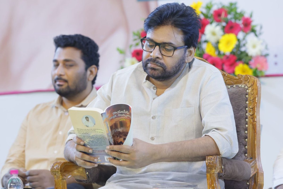 That back person be like “intikelli chaduvukovachu ga”