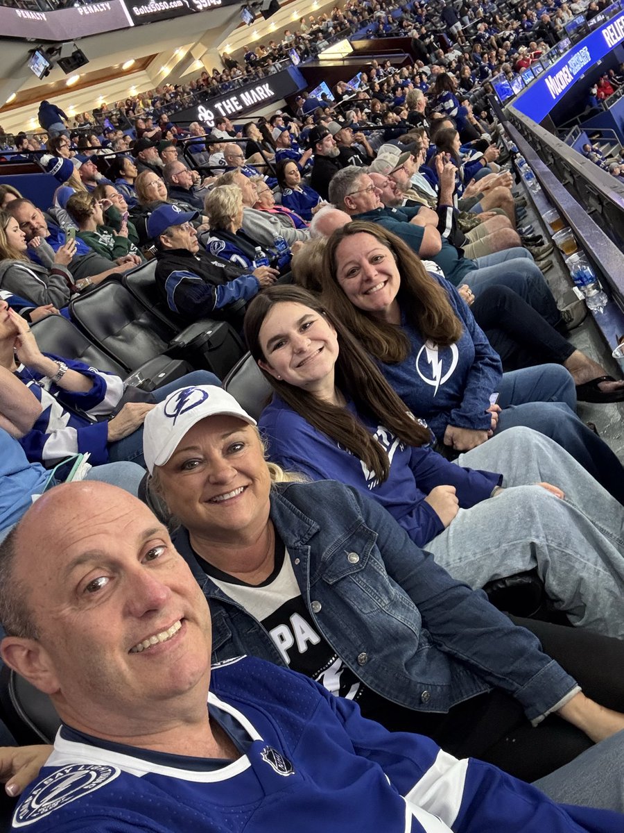 Yale91's tweet photo. A little Saturday night hockey! #gobolts https://t.co/sDcdYusARw