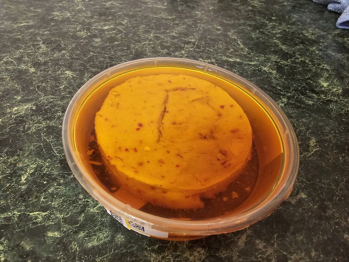 geekdan's tweet image. Wow. Ever wondered how much oil is in some dips? Someone (who will remain anonymous) put a dip in the freezer: When it thaws, the oil separates. This is the result.
I still like dip, bit wow, that is a *lot* of oil... 🤯