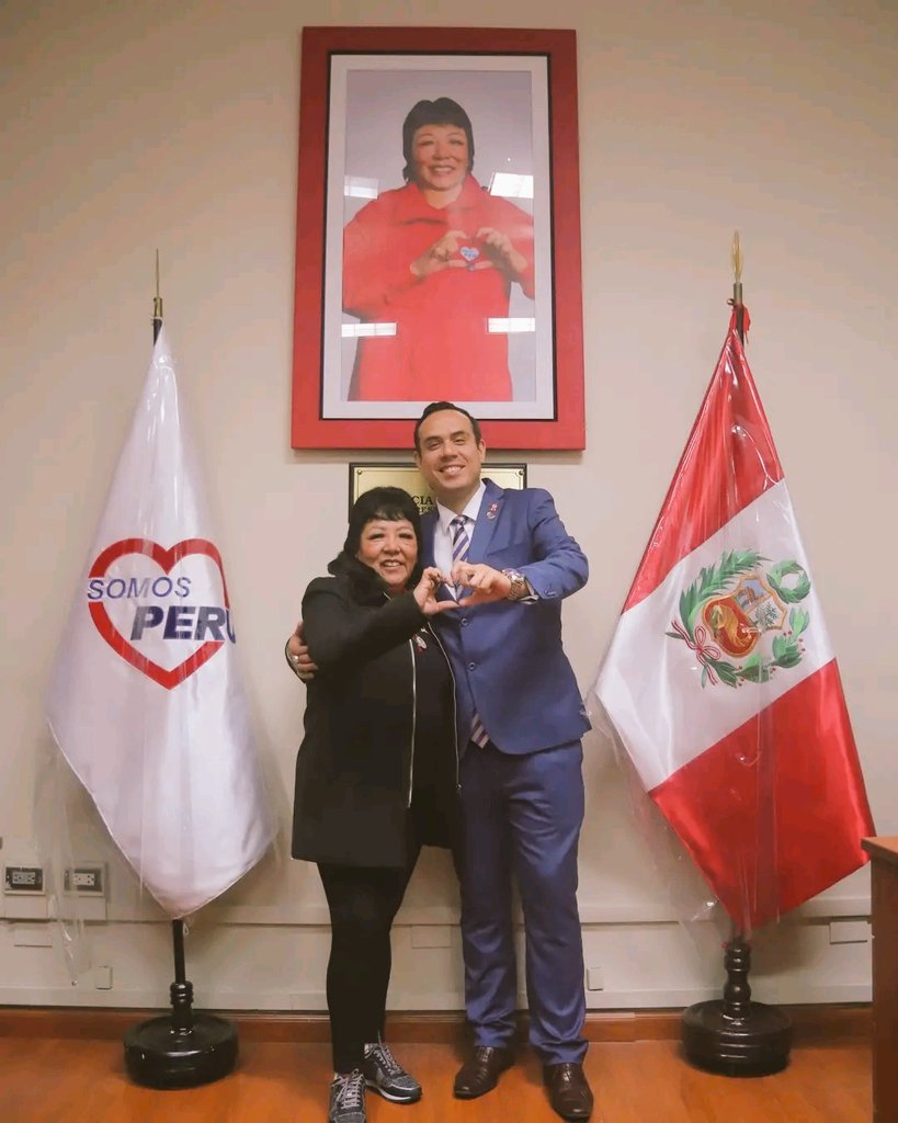 EpicentroNews's tweet image. #Urgente Patricia Li Sotelo (a) "La mamá de Jerí" habría aceptado ser la nueva ministra de la mujer, ante la negativa de 2 abogadas a las que se les ofreció el cargo.
Li Sotelo ahora presume su poder en palacio de gobierno buscando ministros para su hijo putativo.…