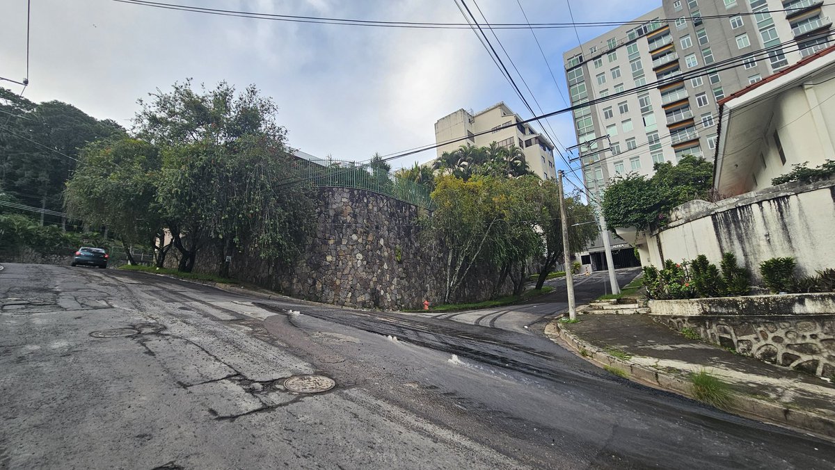 chepiuxdiaz's tweet photo. Anoche  repararon, hoy se rompió / desde 2020 vienen MENSUAL : ¿ es el tipo de  TUBO  o  van  a PRISA ?/ subida ESCUELA PANAMERICANA , entre calle el carmen y calle Santa maría/ se agrade ESFUERZO  ! gente amable pero falta SUPERVISION !! @ANDASV  @darevalosv #PlanNacionalDeAgua https://t.co/nTRb3TD3L3