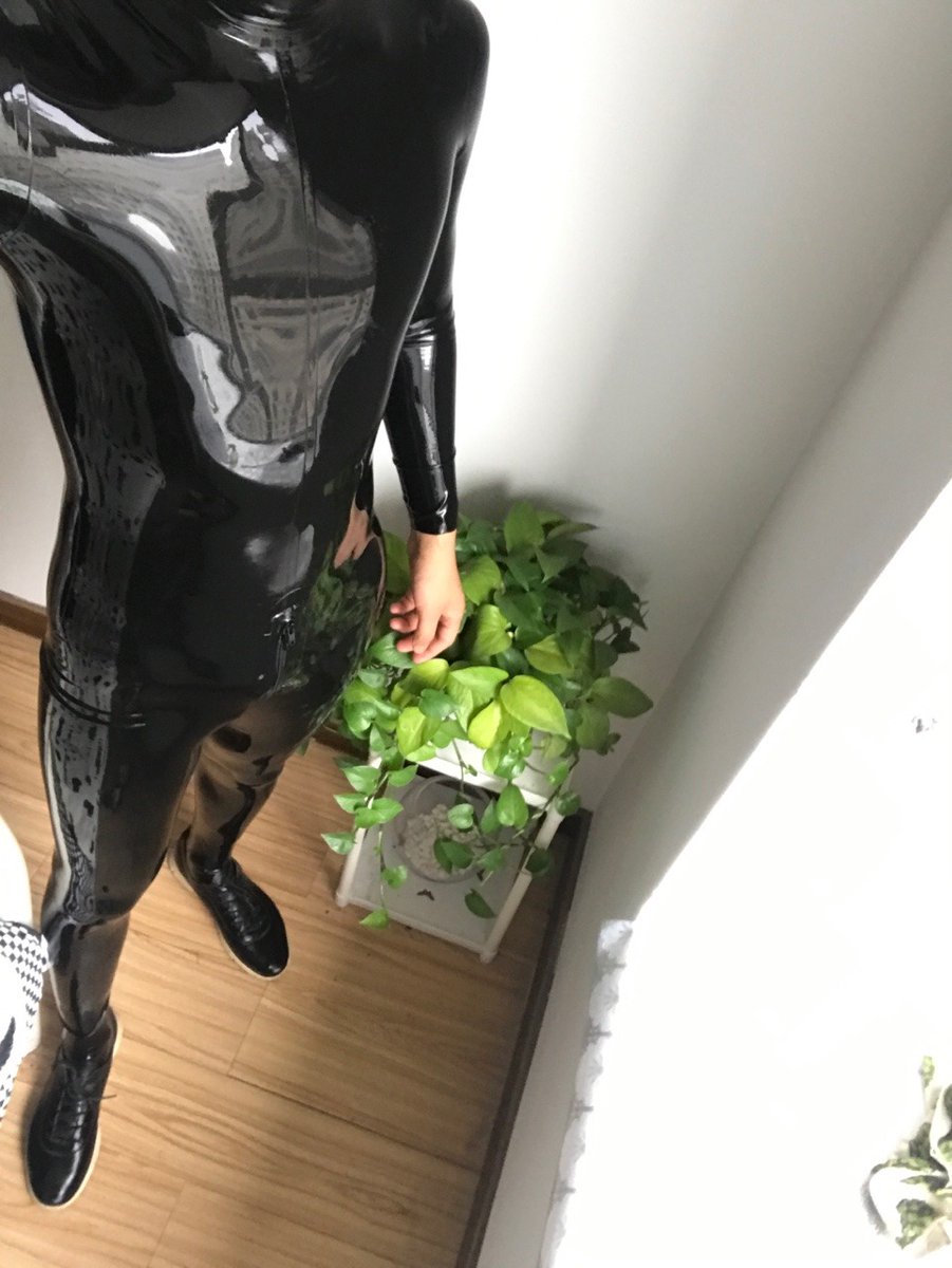 很多年前的照片了，买的第一件胶衣。那时候还没有现在这么重口。