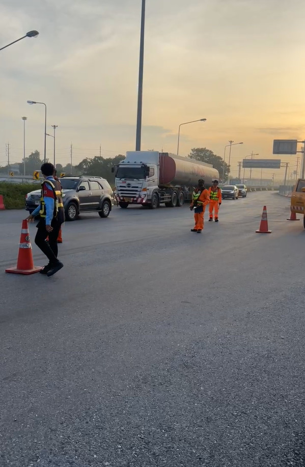 fm91trafficpro's tweet image. 06.34 น. มอเตอร์เวย์ (ทล.7) ขาเข้า กรุงเทพฯ ช่วง กม.47 อุบัติเหตุ รถนั่งส่วนบุคคล เสียหลักลงข้างทาง ไปชนกับรั้วเหล็ก บาดเจ็บชาย 1 ราย อยู่ระหว่างนำส่ง รพ. เบื้องต้นการจราจรยังเคลื่อนตัวได้ #รายงานจราจร #อุบัติเหตุ #FM91 

ภาพ : คนข่าวบางปะกง