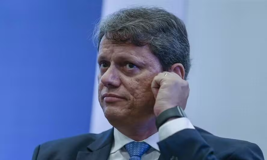 A hipocrisia de Tarcísio de Freitas não tem limites. 
Em Brasília, ele articula contra a taxação dos bilionários, dos bancos e das bets, setores que movimentam bilhões sem pagar um imposto justo. Mas em São Paulo, ele taxa até a gorjeta dos garçons e cria mais  pedágios “free