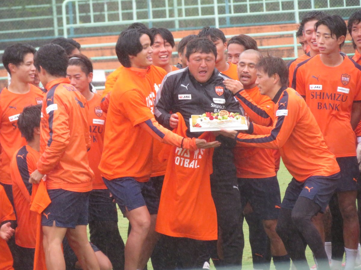 RIKAchan0501's tweet image. 秋葉監督、明日お誕生日おめでとう御座います♪
昨日のお誕生日会。ケーキを出すまでは良かったけどコントの一部始終。
楽しかった三保活、監督にコントができる秋葉清水が大好きです╰(*´︶`*)╯♡
#三保活
#spulse
#清水エスパルス