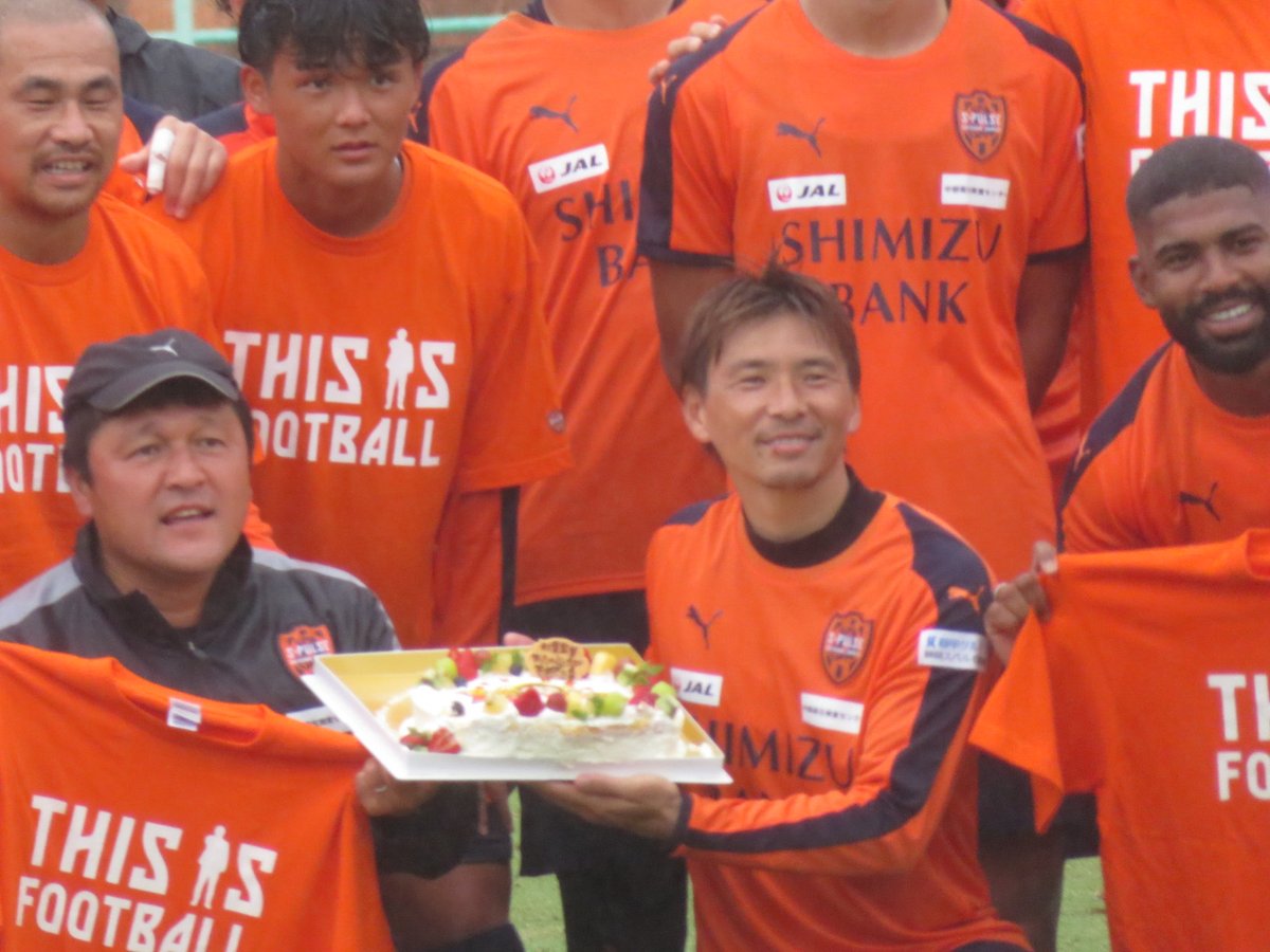 RIKAchan0501's tweet image. 秋葉監督、明日お誕生日おめでとう御座います♪
昨日のお誕生日会。ケーキを出すまでは良かったけどコントの一部始終。
楽しかった三保活、監督にコントができる秋葉清水が大好きです╰(*´︶`*)╯♡
#三保活
#spulse
#清水エスパルス