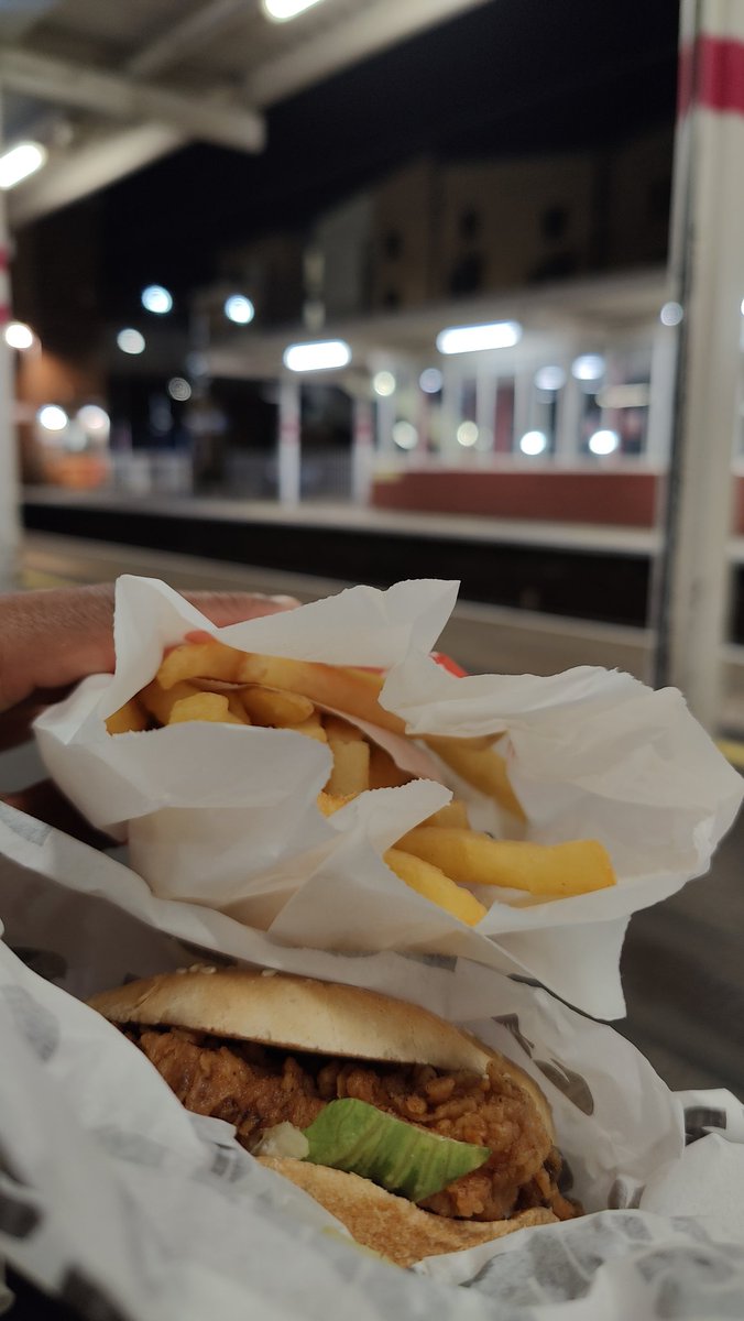 Bobby_Seagull's tweet image. 💃 Quick paso doble lesson from my fellow National Numeracy ambassador Katya Jones after watching #StrictlyComeDancing – what a night! ✨
🍗🥔 Rounded off with some classic chicken & chips on the train back to London 🚆😋
⏰ Up early tomorrow to head to Newhaven FC, Sussex ⚽️…