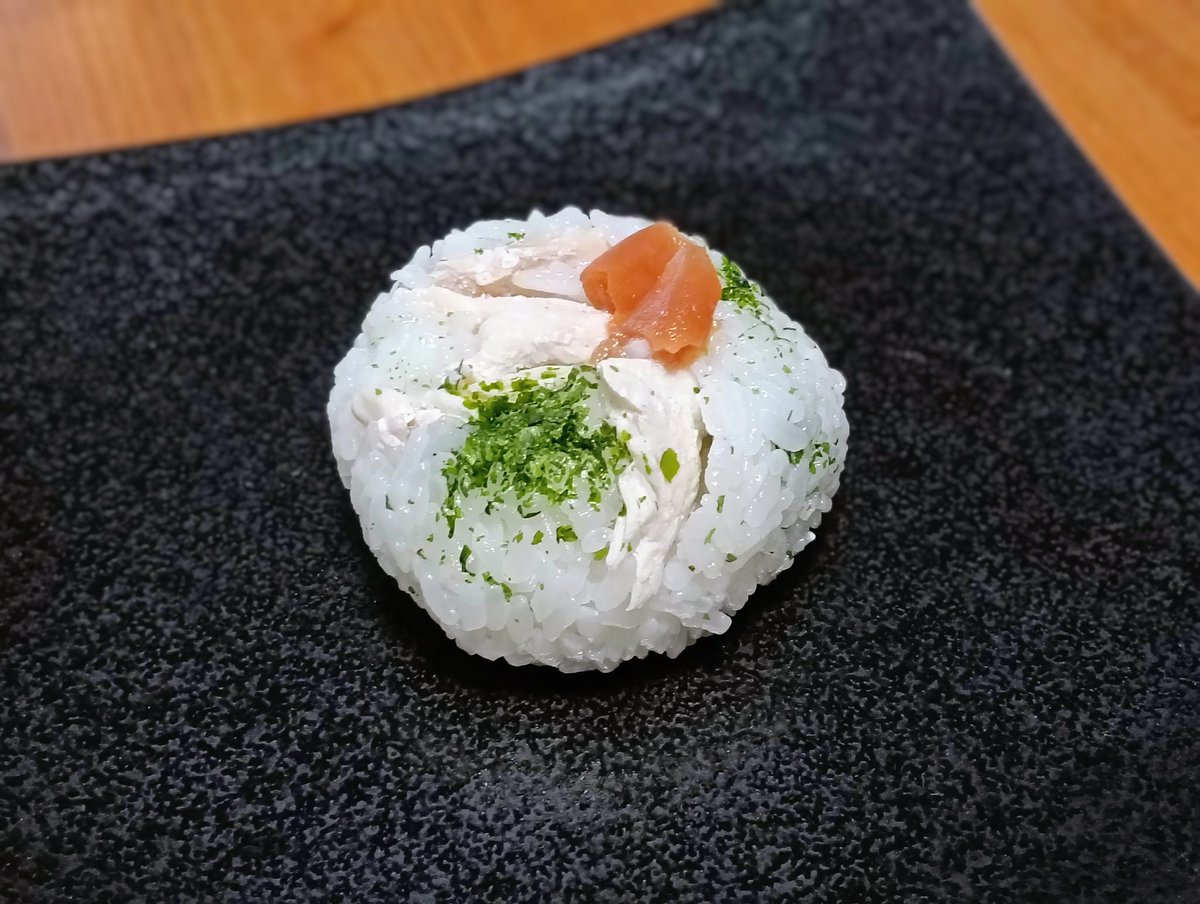 CareerLab_'s tweet image. 紀州南高梅の白干しに伊勢の青海苔。
酒蒸ししてほぐした鶏むね肉と握りました😊
香りも楽しめるおにぎりです✨

#OnigiriAction
#日本の特産品
#発酵文化研究所