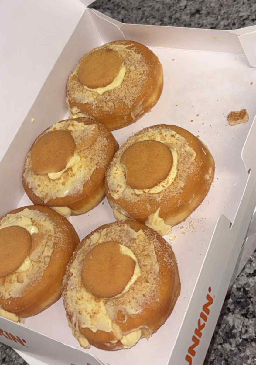 trustedreality's tweet photo. so Dunkin’ Donuts had banana pudding donuts, and nobody told me nothing iight 🧐😩😒 https://t.co/zYcczlN0nm