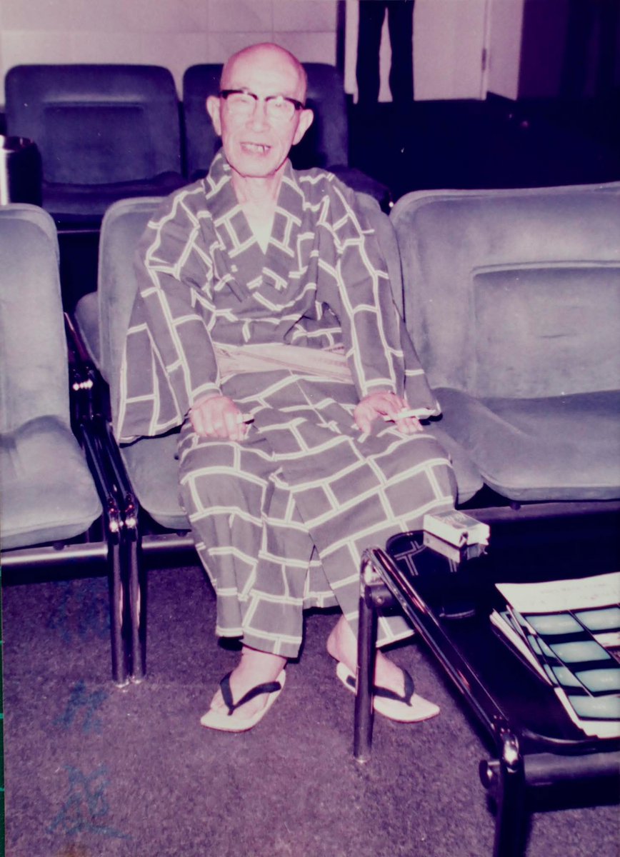 1980年10月11日、池袋コミュニティカレッジで寄席文字講座が開講しました。

カルチャースクール初、橘右近師匠が直伝する講座が始まった日。私がここで習い始めた日。

昨日の講座、開講45周年を迎えた日となりました。

撮影／右門、年月不詳／写真転用不許

#寄席文字 #橘右近 #カルチャースクール