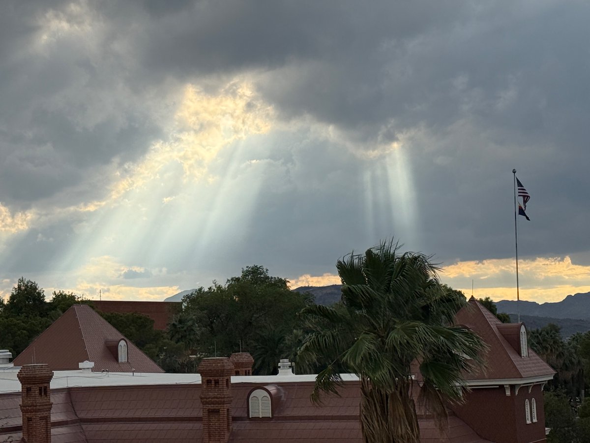 forecastupdates's tweet photo. Check out the rays of light above Old Main just before the @ArizonaFBall game. #azwx https://t.co/W4pszdujDG