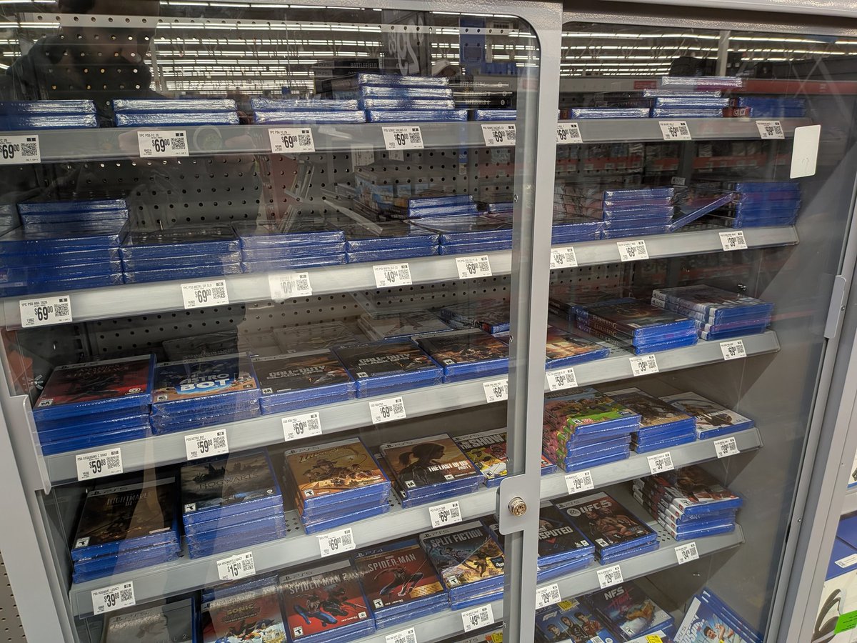 mgemignanii's tweet photo. @Walmart love what you've done with the electronics department. Browsing games is so much easier! Do I want the one I can't see, or oh! Maybe the one I can't see! Decisions decisions! https://t.co/l9J6vcXw4q