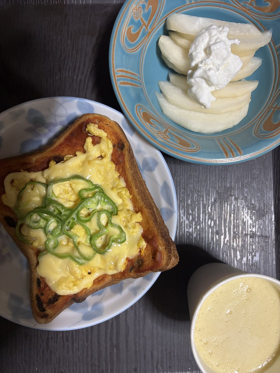 pipihimawari's tweet image. おはヨーグルト🥛🐮❣️土日朝活、起きられなかった。その分ぐっすり眠りましたけど。朝ごはん☀️🍚、スクランブルエッグ🥚とピーマン🫑のピザトースト。硬いもも🍑の水切りヨーグルト添え。牛乳🥛入りコーンスープ🌽。朝お風呂掃除しました🧼。
#牛乳でスマイルプロジェクト