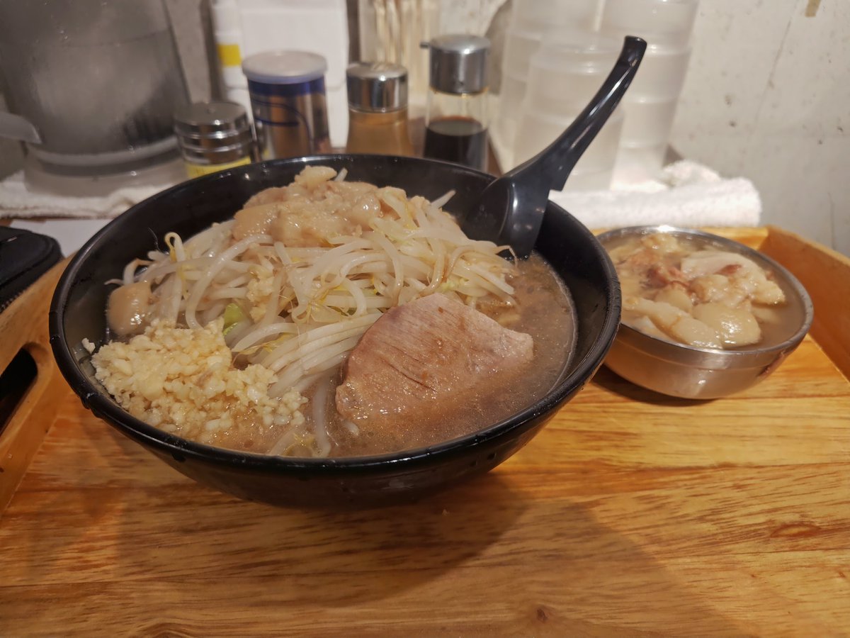 jd1mk0368's tweet image. 昨日のランチは蓮根にあります　#豚嵐　さんでミニラーメン麺150カタメカス脂でオーダー　コールはヤサイ少なめニンニク脂増しでいただきました。久しぶりのたっぷり給脂　#うまーみん　ですよ～
本日朝ラーメン　下赤塚にあります　#あさとみつ　さんでいただきました。
背脂ラーメンで　#うまーみ