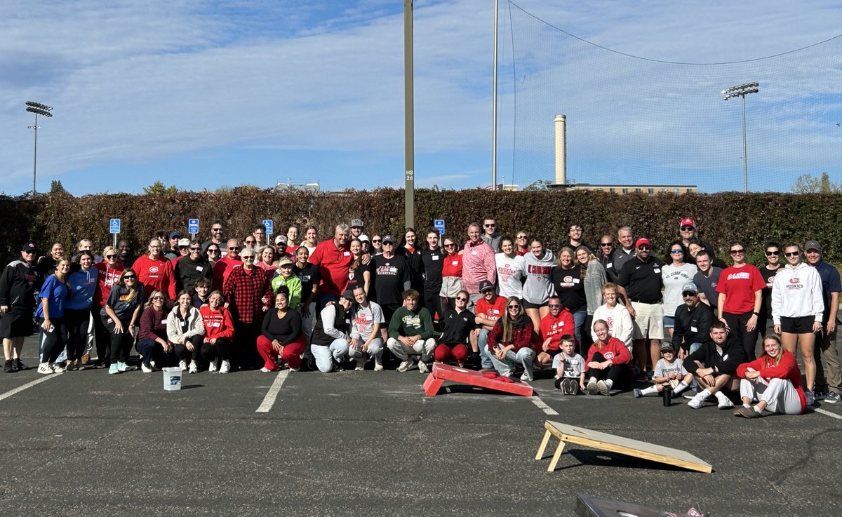 SCSUHuskies_WBB's tweet image. Family Day 2025 🖤❤️🐾😁
What a great day with these wonderful people!! We are so lucky to have such amazing families and friends that support our program!! 🤩
#MakeItHappen #uncommon