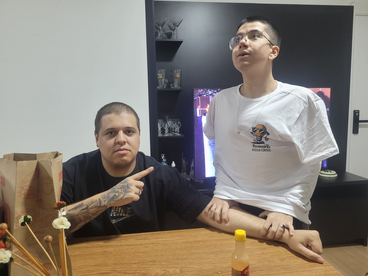 Nuuh e seu papagaio assistindo o #VCTGameChangers