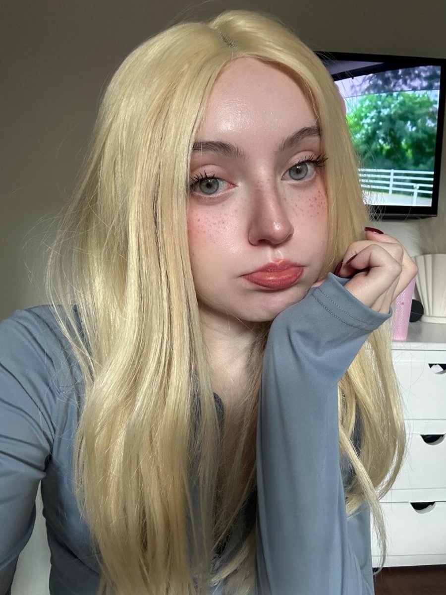 shinyblossomii's tweet image. i m feeling sooo lost rn… the family where i used to babysit on weekends found out about my secret and told me not to come anymore. i was just trying to make some extra money to take care of myself, but now it feels like everyone s against me 🥺