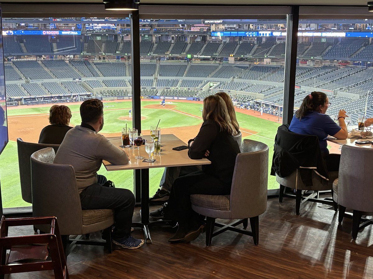 jwhittenbergK5's tweet image. Coolest hotel room for this weekend…Check out this Marriott room at the Rogers Centre.
$1500/night to watch the Mariners rock the Blue Jays. #ALCS