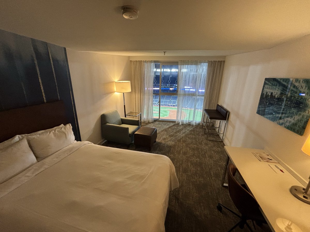jwhittenbergK5's tweet image. Coolest hotel room for this weekend…Check out this Marriott room at the Rogers Centre.
$1500/night to watch the Mariners rock the Blue Jays. #ALCS