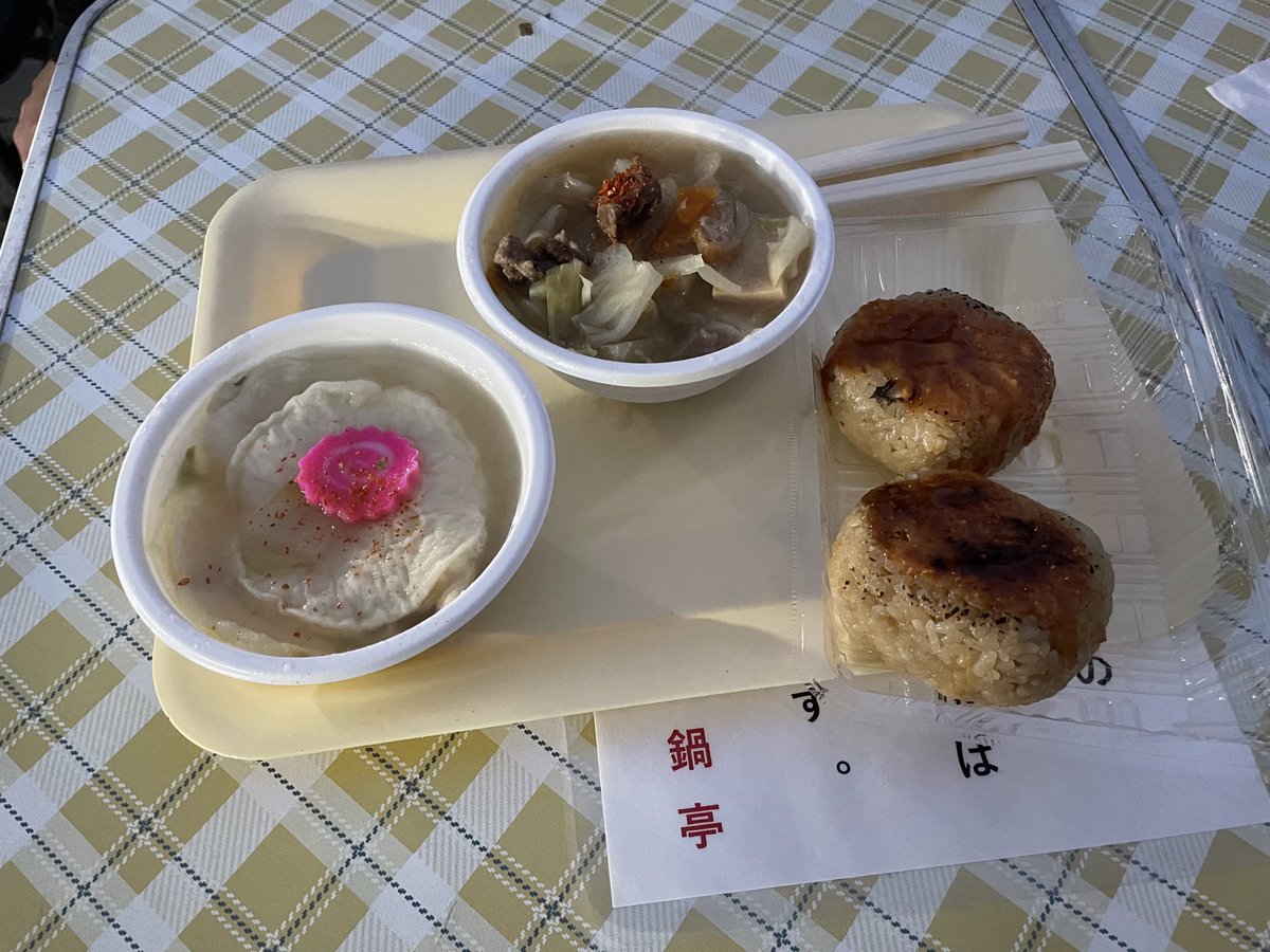 kmngr's tweet image. 舘鼻岸壁朝市 昨日飲み屋で隣の人からとにかく早い時間に行くように言われたので始発より早くタクシーで早朝5時過ぎに到着
せんべい汁、馬肉鍋、うに味噌おにぎり
せんべい汁のせんべいが分厚いクレープみたいでもちもちしていておいしい グルテンのもちもちなんだろうか